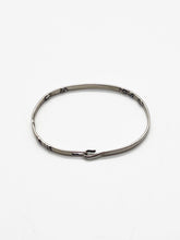 Load image into Gallery viewer, Werkstatt Mümchen - hook skull bangle