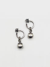 Load image into Gallery viewer, werkstatt München - hoop stud pearl earrings
