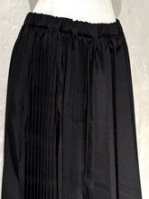 Load image into Gallery viewer, Comme des Garçons BLACK pleated skirt