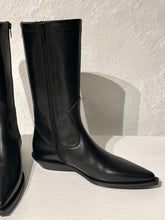 Load image into Gallery viewer, Ann Demeulemeester pointy toe boots