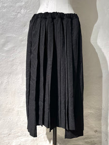 Comme des Garçons BLACK pleated skirt