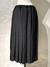 Load image into Gallery viewer, Comme des Garçons BLACK pleated skirt